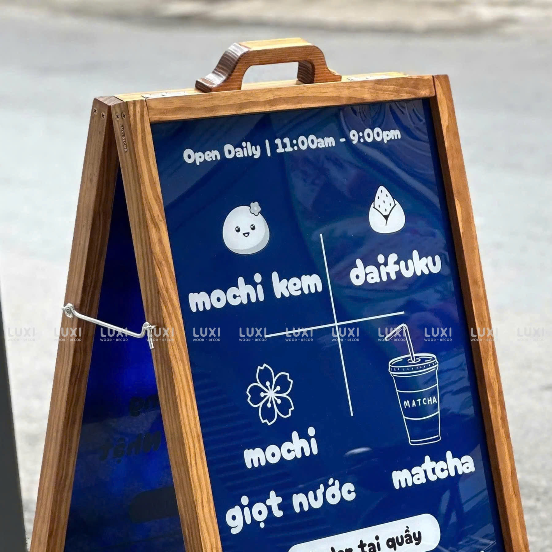 STANDEE MICA CÓ TAY CẦM - LUXI DECOR