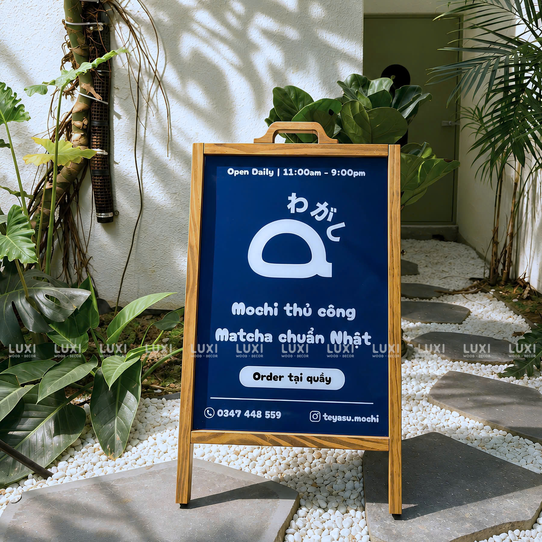 STANDEE MICA CÓ TAY CẦM - LUXI DECOR