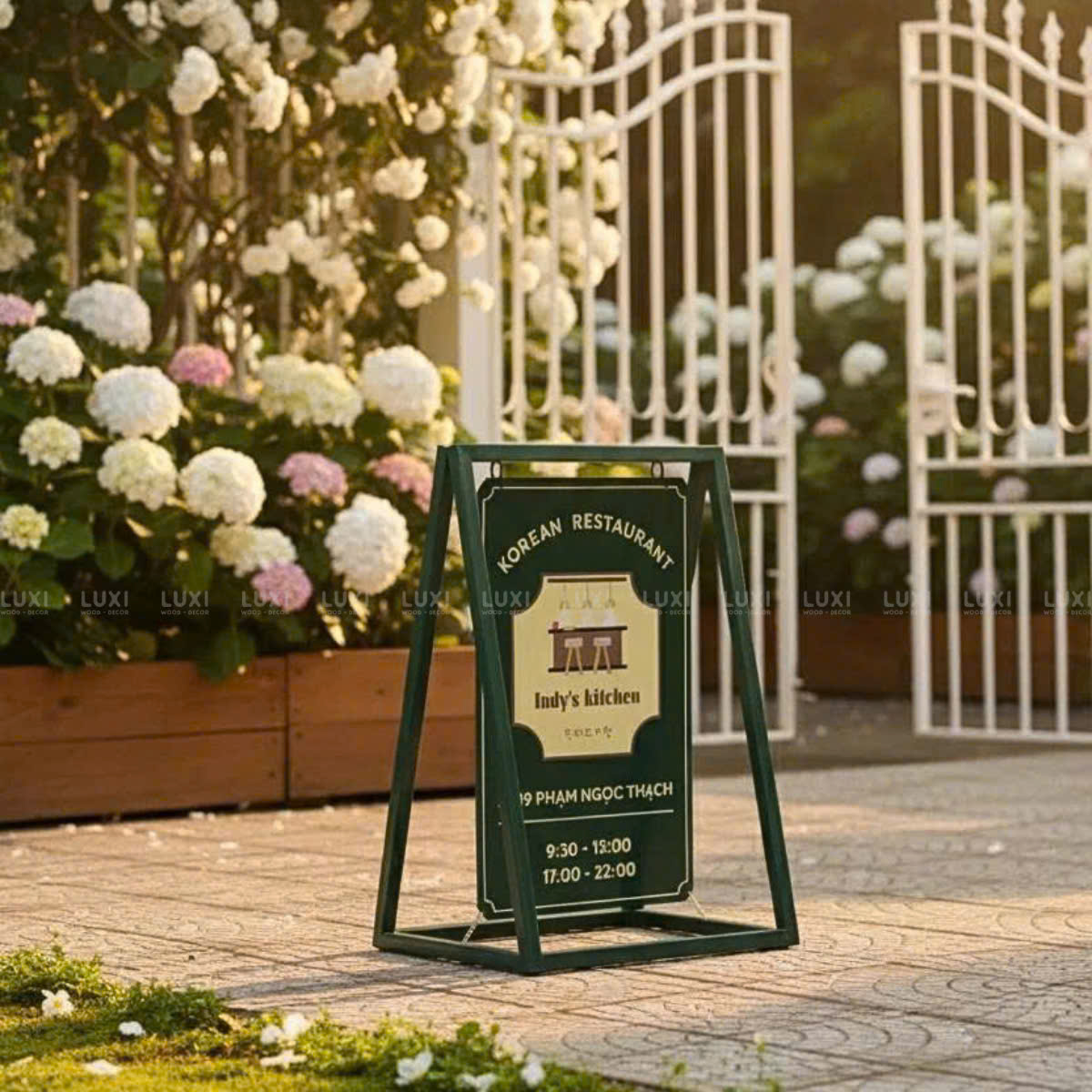 STANDEE KHUNG SẮT TREO DÁNG CHỮ A - LUXI DECOR