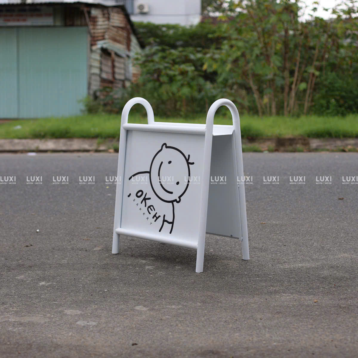 STANDEE SẮT U NGƯỢC IN UV - LUXI DECOR