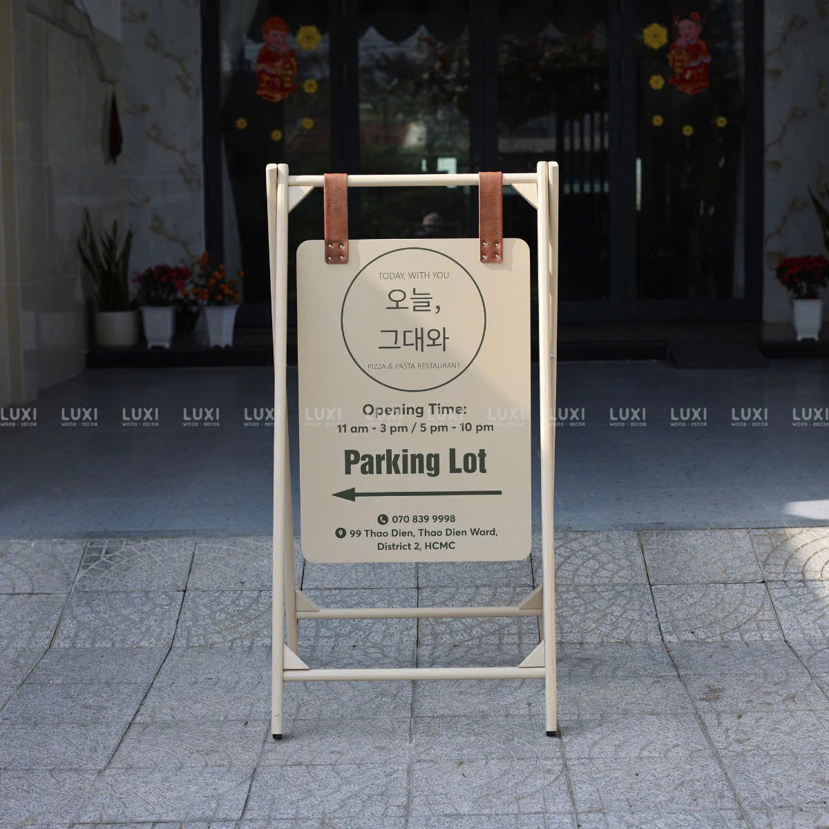 STANDEE QUAI DA IN THEO YÊU CẦU - LUXI DECOR