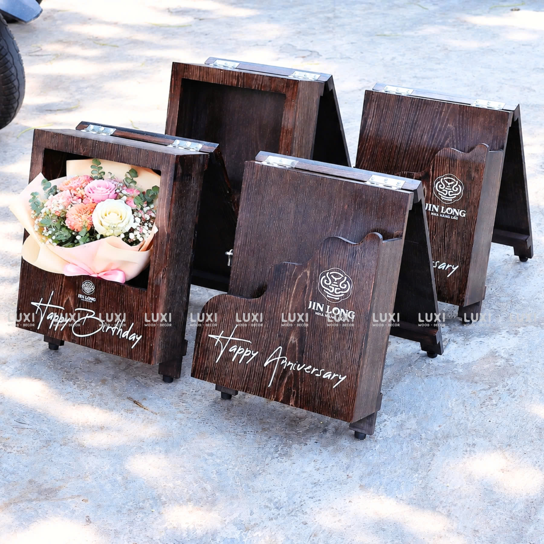 Standee Gỗ Mini Đặt Bàn Có Kệ Hoa Trang Trí