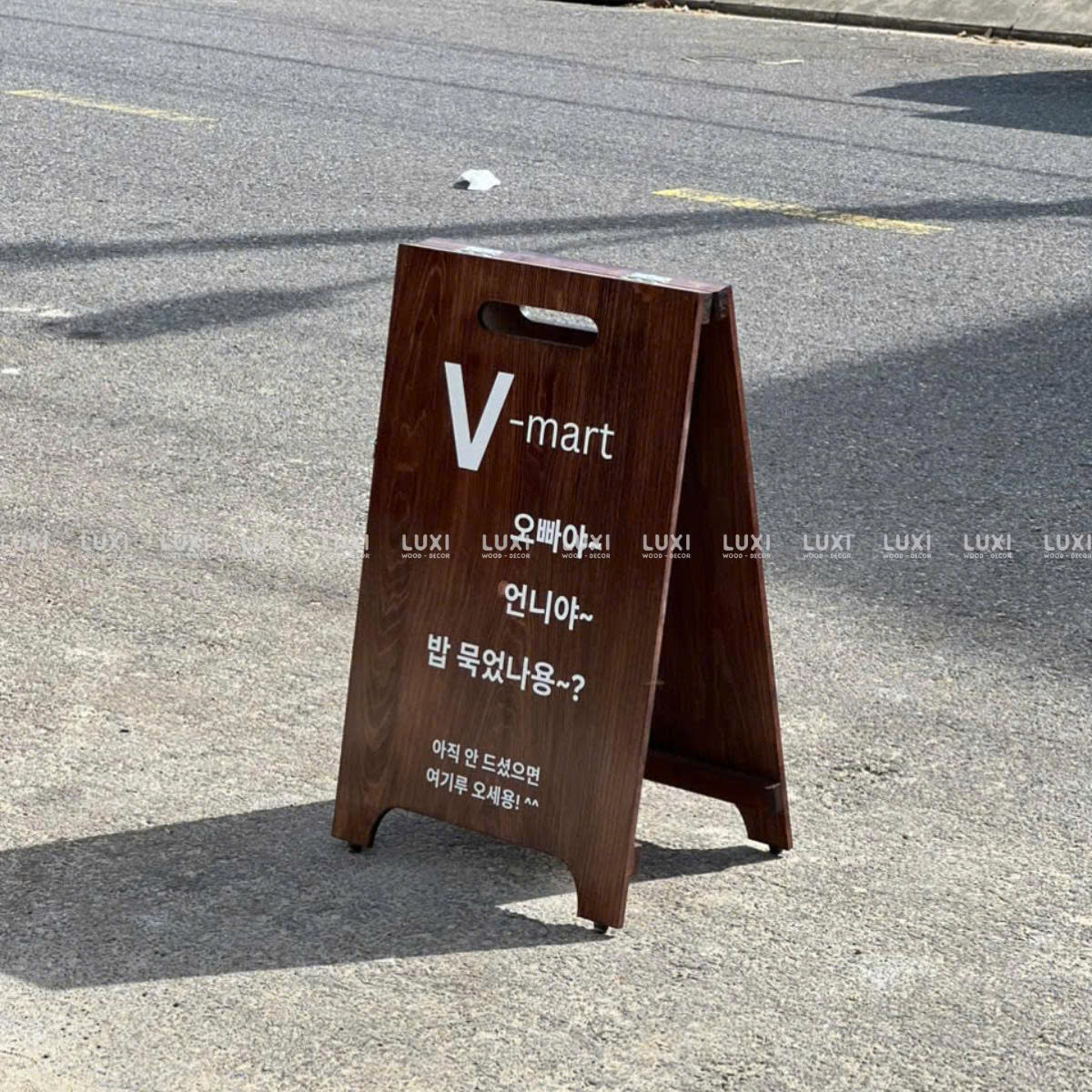 STANDEE SẮT CHỮ A CÓ TAY CẦM - DECOR NHÀ HÀNG, QUÁN CÀ PHÊ - LUXI DECOR