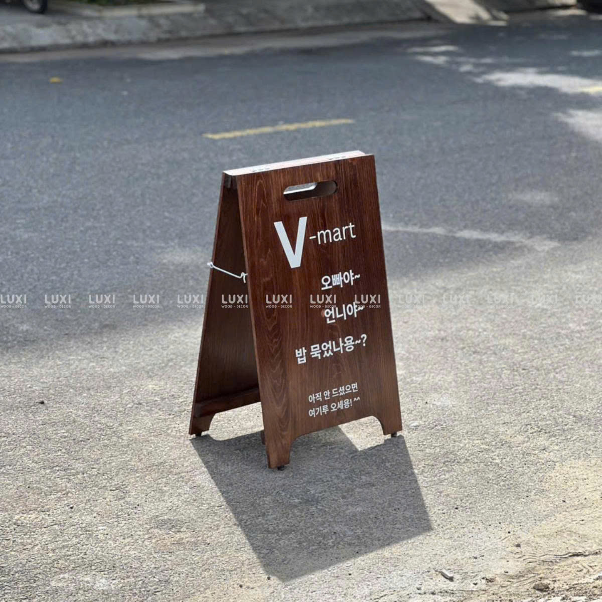 STANDEE SẮT CHỮ A CÓ TAY CẦM - DECOR NHÀ HÀNG, QUÁN CÀ PHÊ - LUXI DECOR