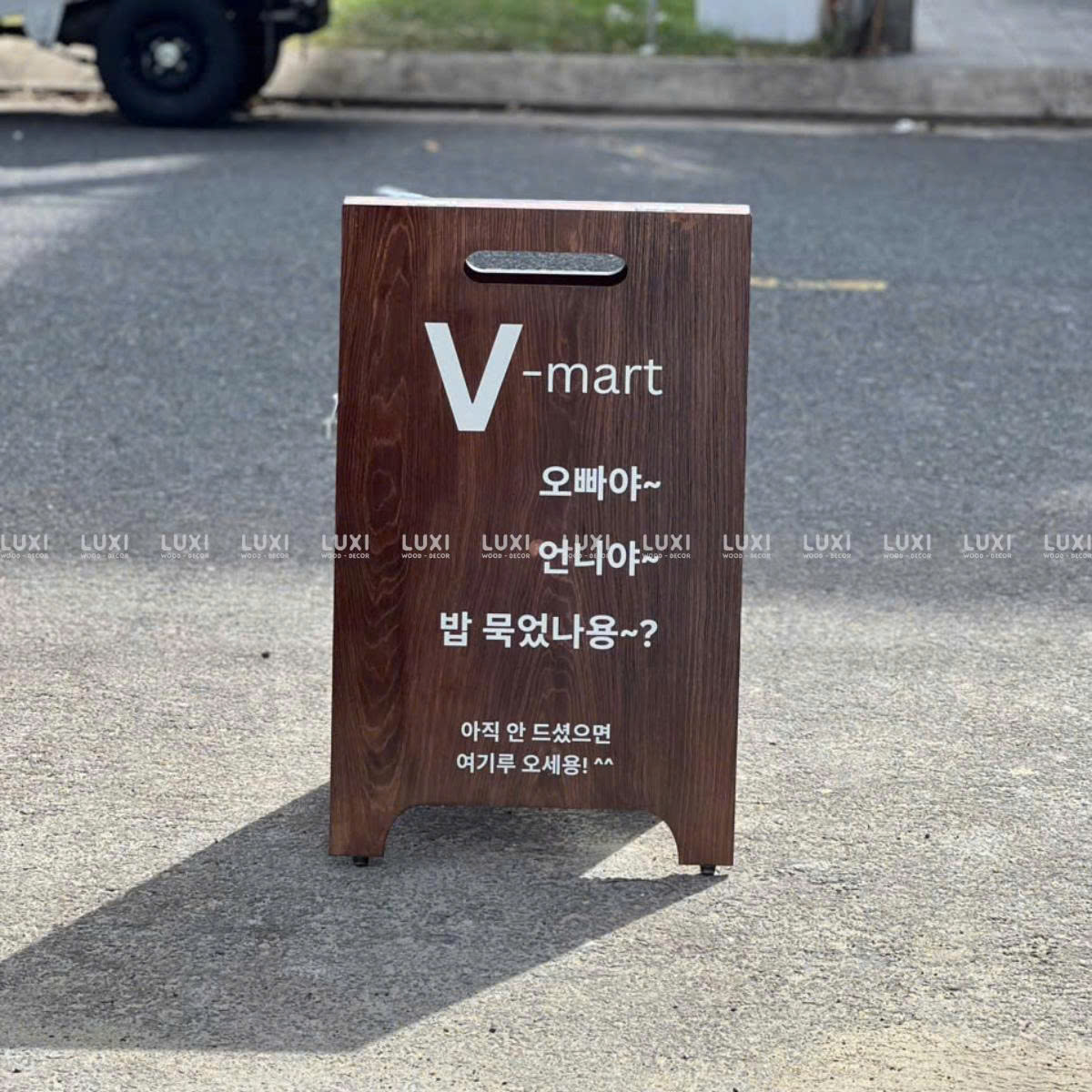 STANDEE SẮT CHỮ A CÓ TAY CẦM - DECOR NHÀ HÀNG, QUÁN CÀ PHÊ - LUXI DECOR