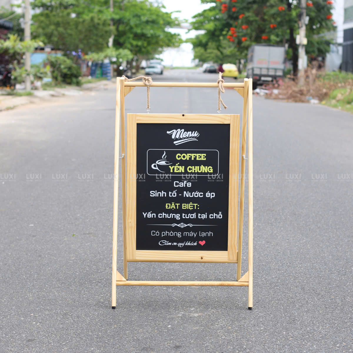 STANDEE DÂY THỪNG GỖ GIÁ RẺ, ĐƯỢC SẢN XUẤT TẬN XƯỞNG - LUXI DECOR