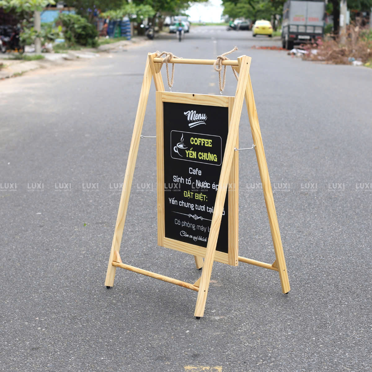 STANDEE DÂY THỪNG GỖ GIÁ RẺ, ĐƯỢC SẢN XUẤT TẬN XƯỞNG - LUXI DECOR