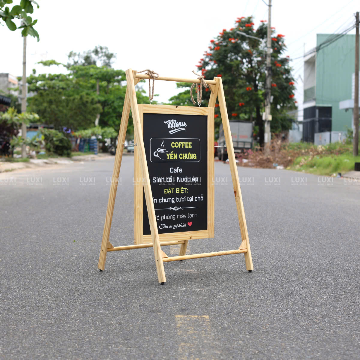 STANDEE DÂY THỪNG GỖ GIÁ RẺ, ĐƯỢC SẢN XUẤT TẬN XƯỞNG - LUXI DECOR