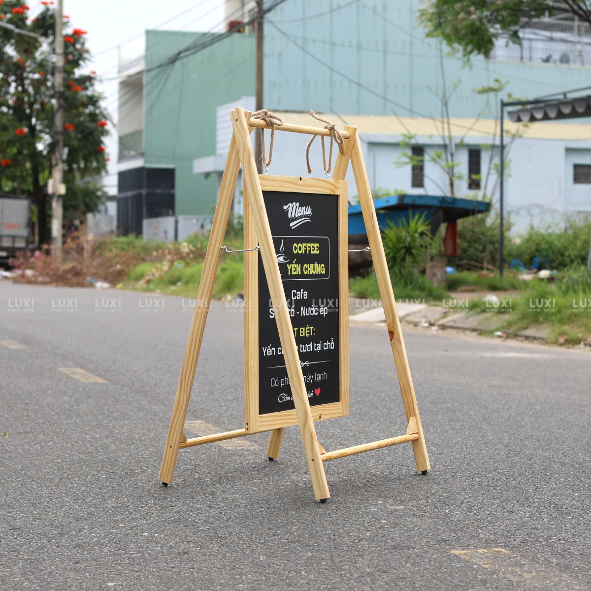 STANDEE DÂY THỪNG GỖ GIÁ RẺ, ĐƯỢC SẢN XUẤT TẬN XƯỞNG - LUXI DECOR