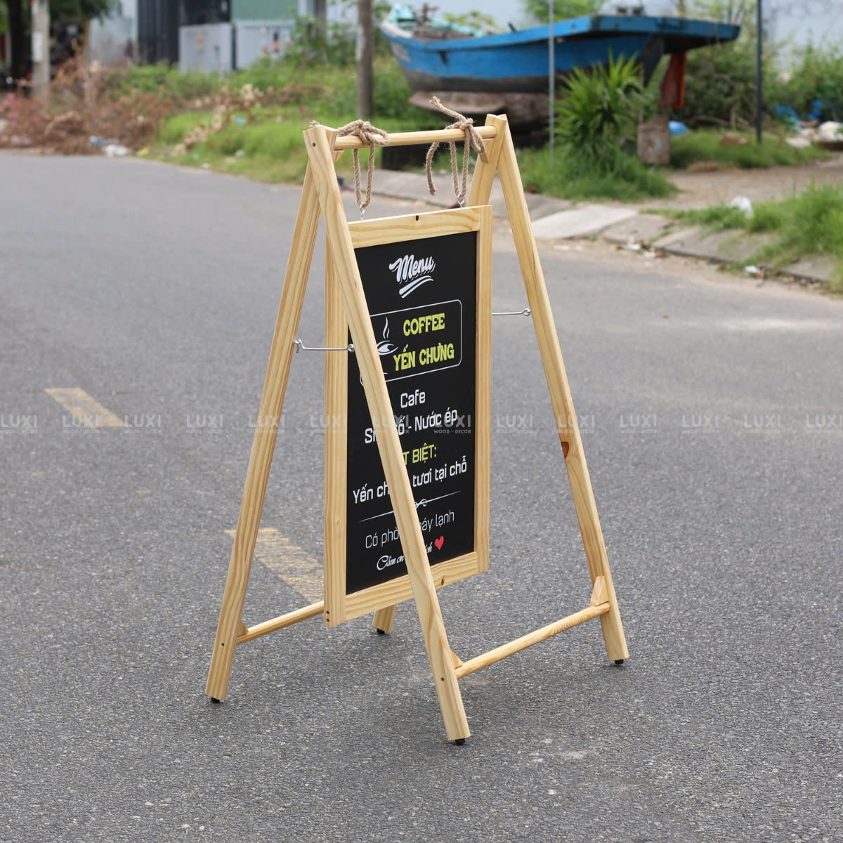 STANDEE DÂY THỪNG GỖ GIÁ RẺ, ĐƯỢC SẢN XUẤT TẬN XƯỞNG - LUXI DECOR
