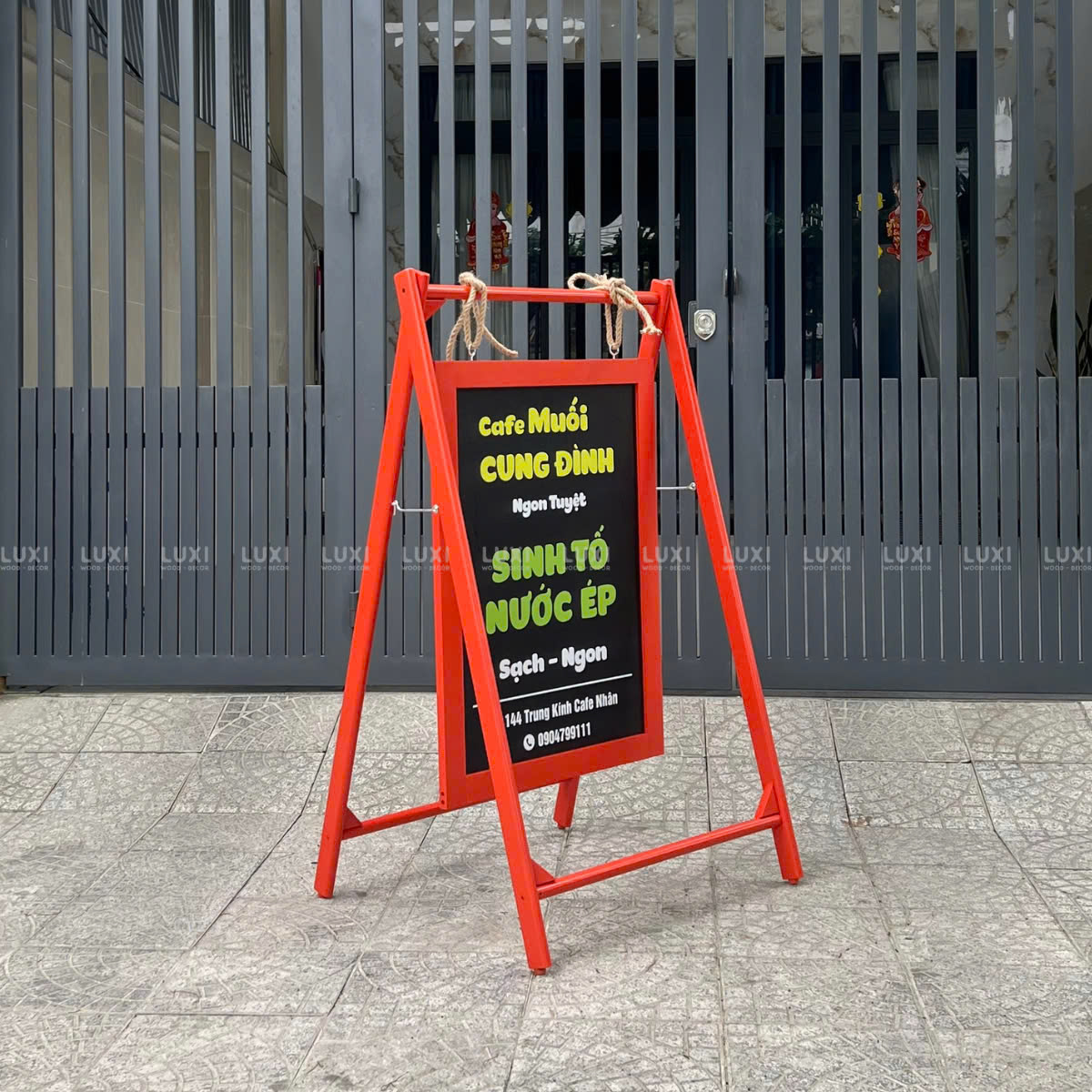 STANDEE DÂY THỪNG GỖ GIÁ RẺ, ĐƯỢC SẢN XUẤT TẬN XƯỞNG - LUXI DECOR