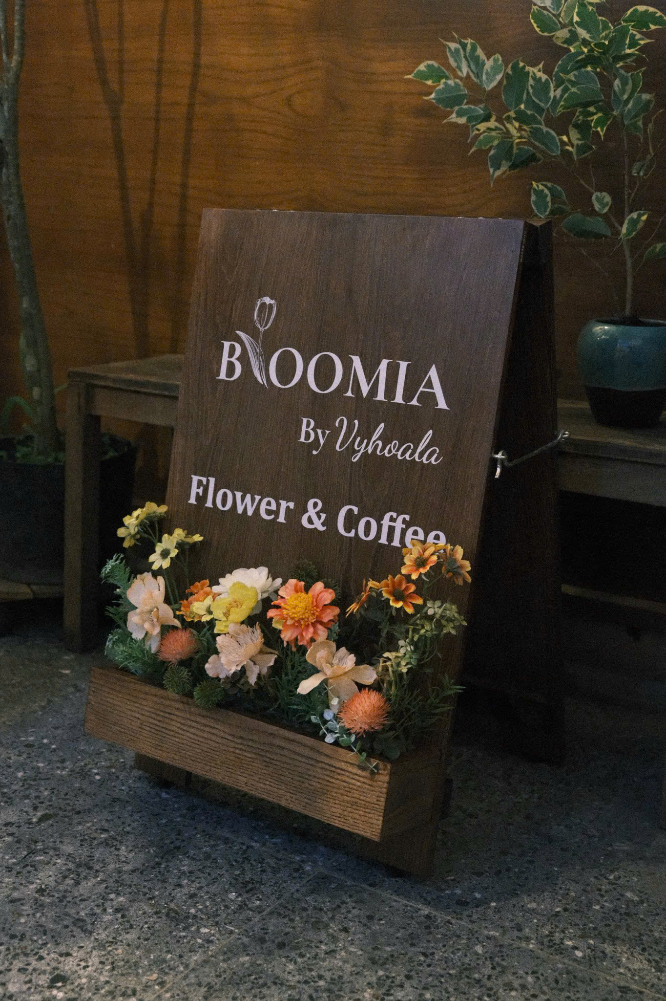 STANDEE IN MỘT MẶT CÓ KỆ TRỒNG HOA THÍCH HỢP MỌI KHÔNG GIAN - LUXI DECOR