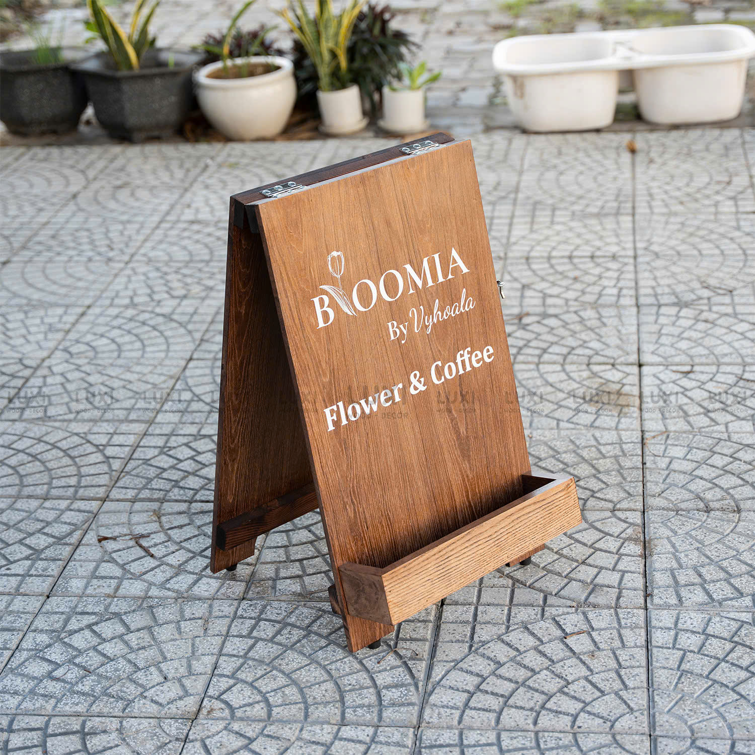 STANDEE IN MỘT MẶT CÓ KỆ TRỒNG HOA THÍCH HỢP MỌI KHÔNG GIAN - LUXI DECOR