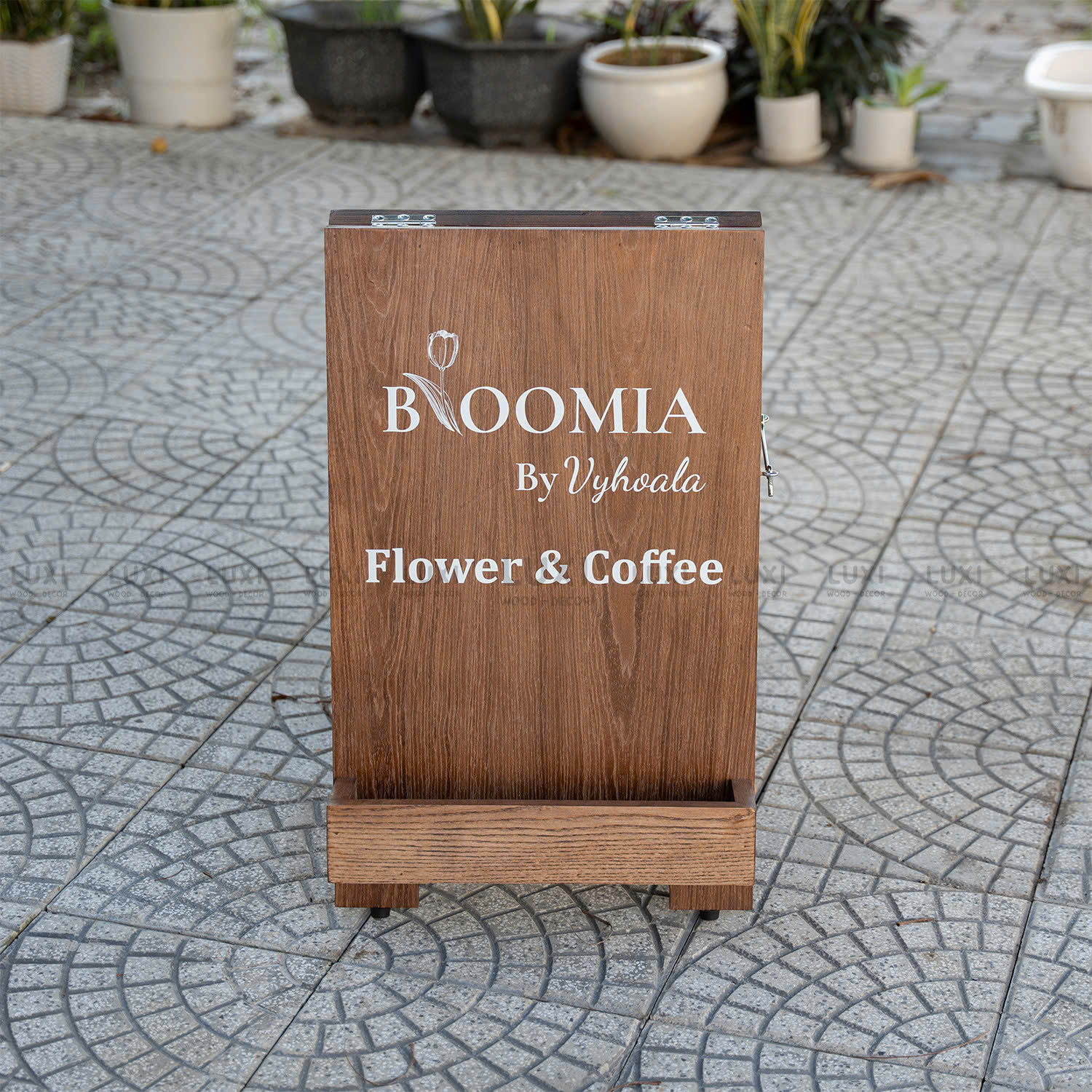 STANDEE IN MỘT MẶT CÓ KỆ TRỒNG HOA THÍCH HỢP MỌI KHÔNG GIAN - LUXI DECOR