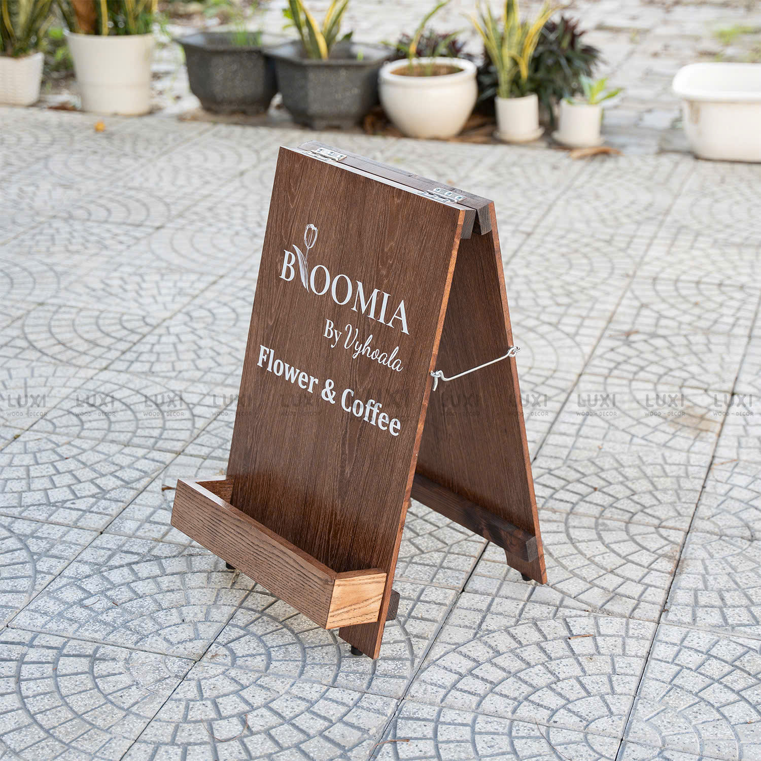 STANDEE IN MỘT MẶT CÓ KỆ TRỒNG HOA THÍCH HỢP MỌI KHÔNG GIAN - LUXI DECOR