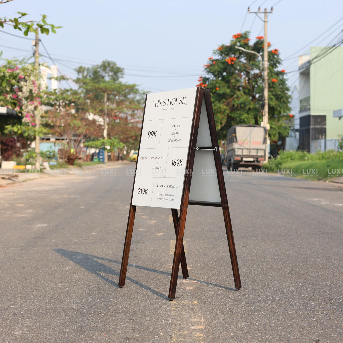 STANDEE CHỮ NỔI VIỀN GỖ MÀU SẮC NỔI BẬT, SANG TRỌNG - LUXI DECOR