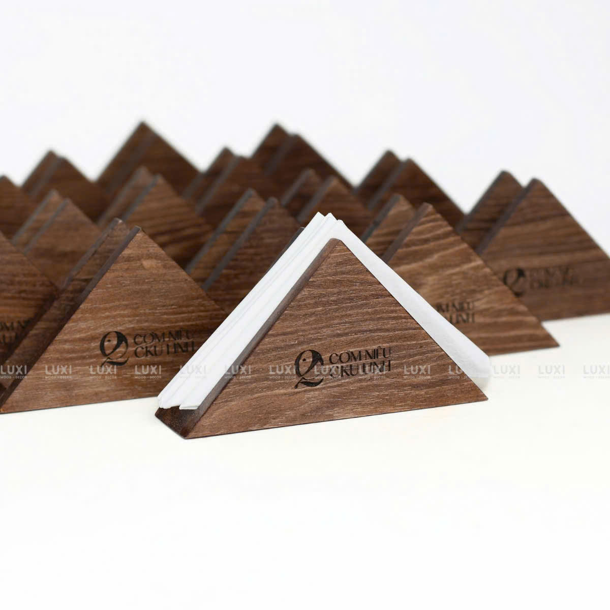 Kệ Gỗ Kẹp Khăn Giấy Ăn Dáng Tam Giác, Chữ Nhật Khắc Laser Hoặc in UV Logo