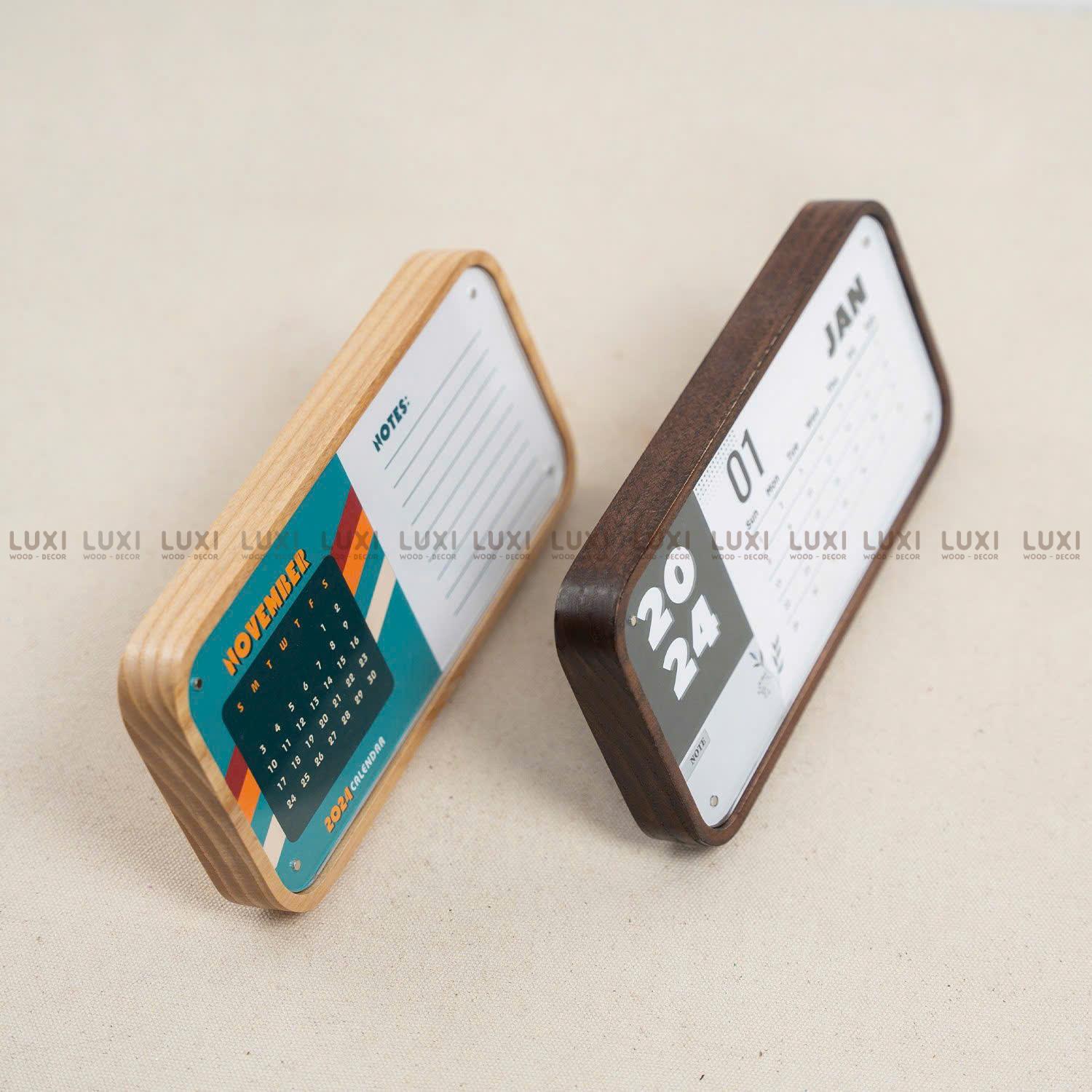 Bảng Quét Mã QR Để Bàn Khung Gỗ Sồi Nga Hút Nam Châm Kẹp Mica Chữ Nhật