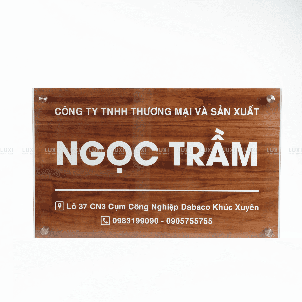 BẢNG HIỆU CÔNG TY MICA NỀN GỖ IN UV - LUXI DECOR.