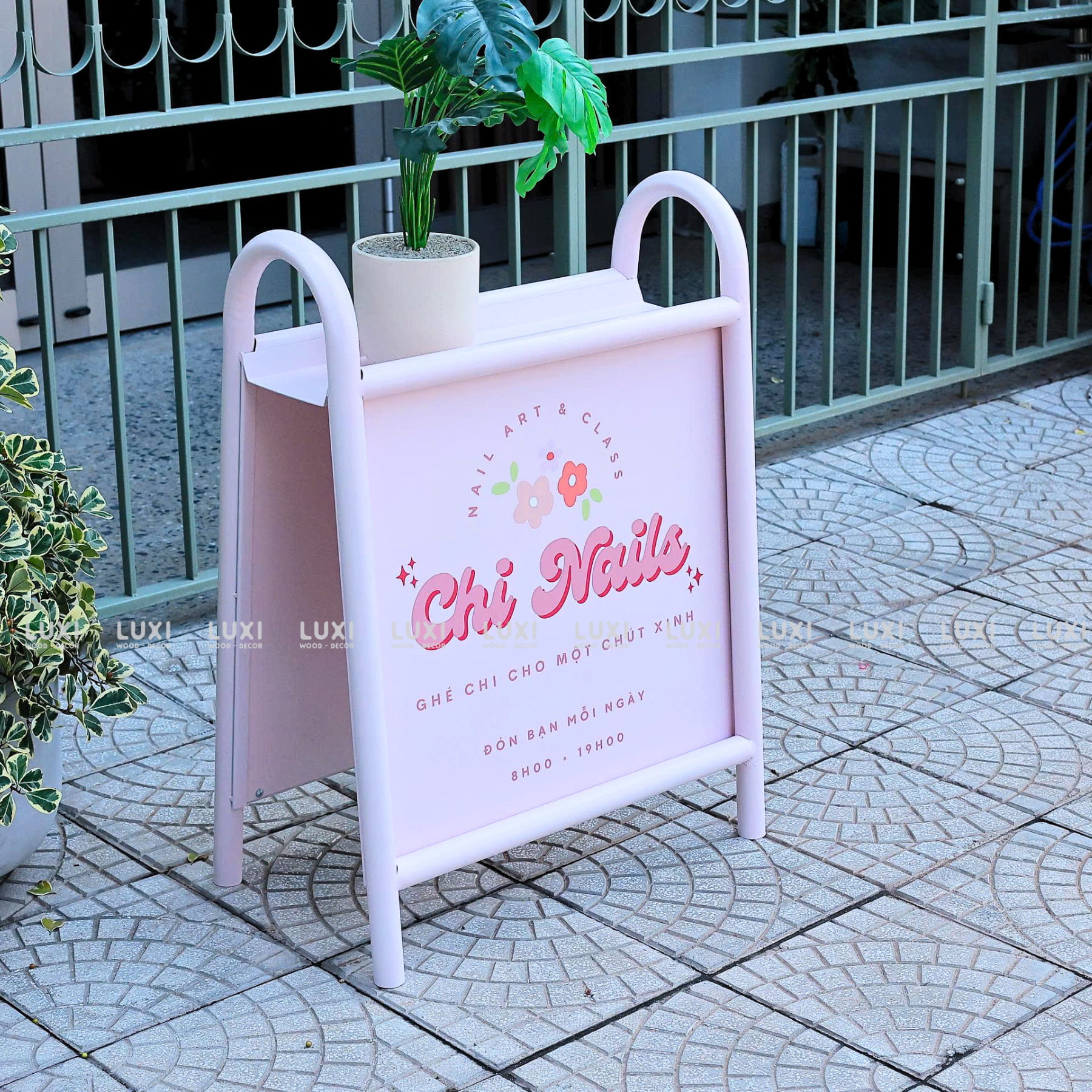 STANDEE SẮT U NGƯỢC IN UV - LUXI DECOR