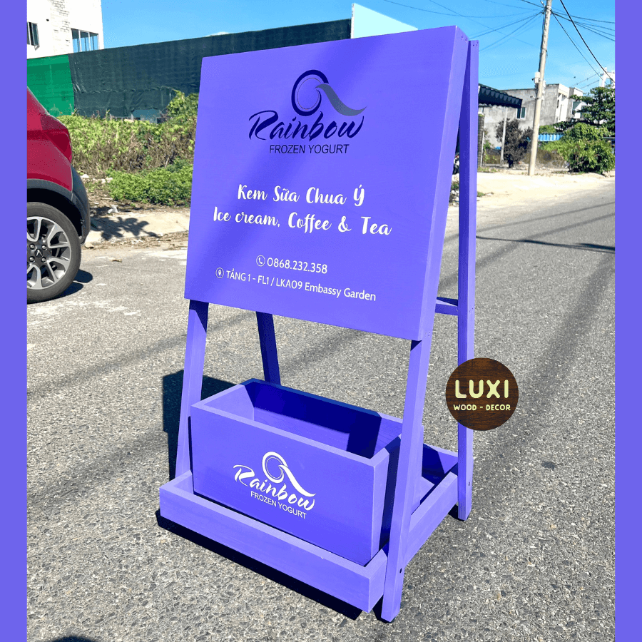 STANDEE GỖ CÓ KỆ HOA, MẪU SANG TRỌNG PHÙ HỢP MỌI KHÔNG GIAN - LUXI DECOR