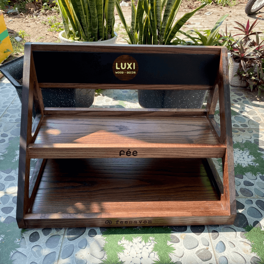 KỆ GỖ HAI TẦNG ĐA NĂNG TRƯNG BÀY BÁNH NGỌT, TRÁI CÂY, SUSHI, BÁNH MỲ, MẪU SANG TRỌNG 2025 – LUXI Decor