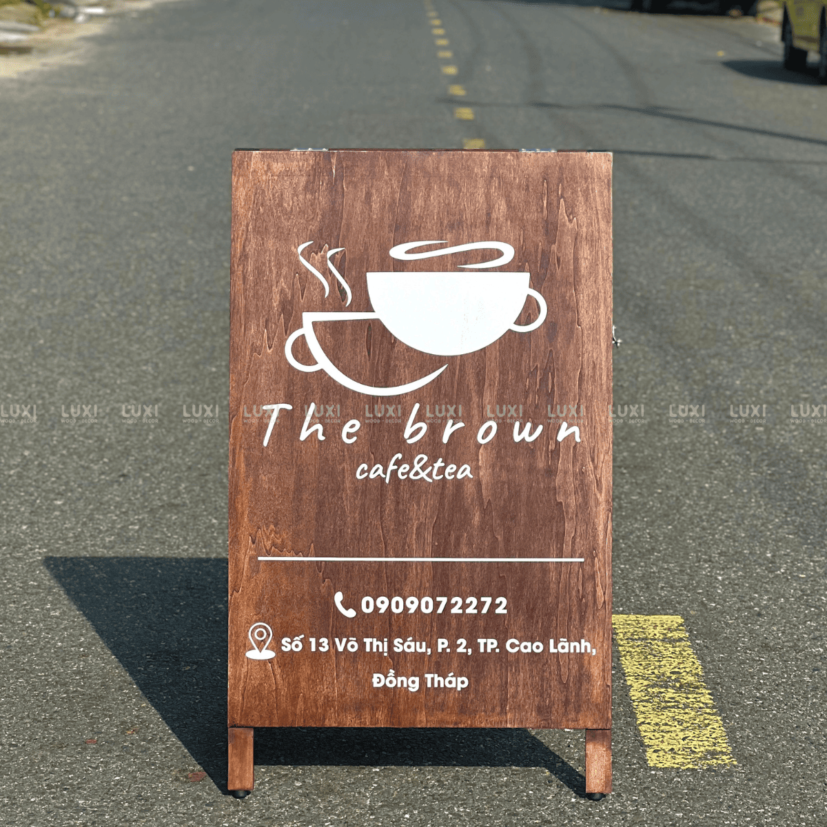 STANDEE GỖ MÀU THEO YÊU CẦU NỔI BẬT, SANG TRỌNG - LUXI DECOR