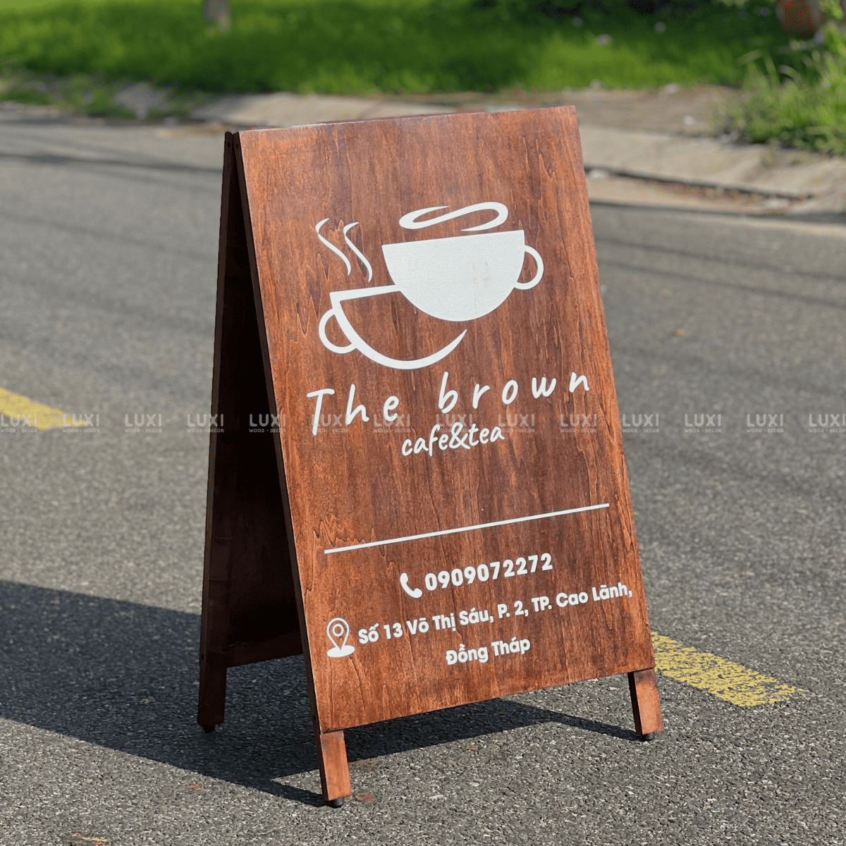 STANDEE GỖ MÀU THEO YÊU CẦU NỔI BẬT, SANG TRỌNG - LUXI DECOR