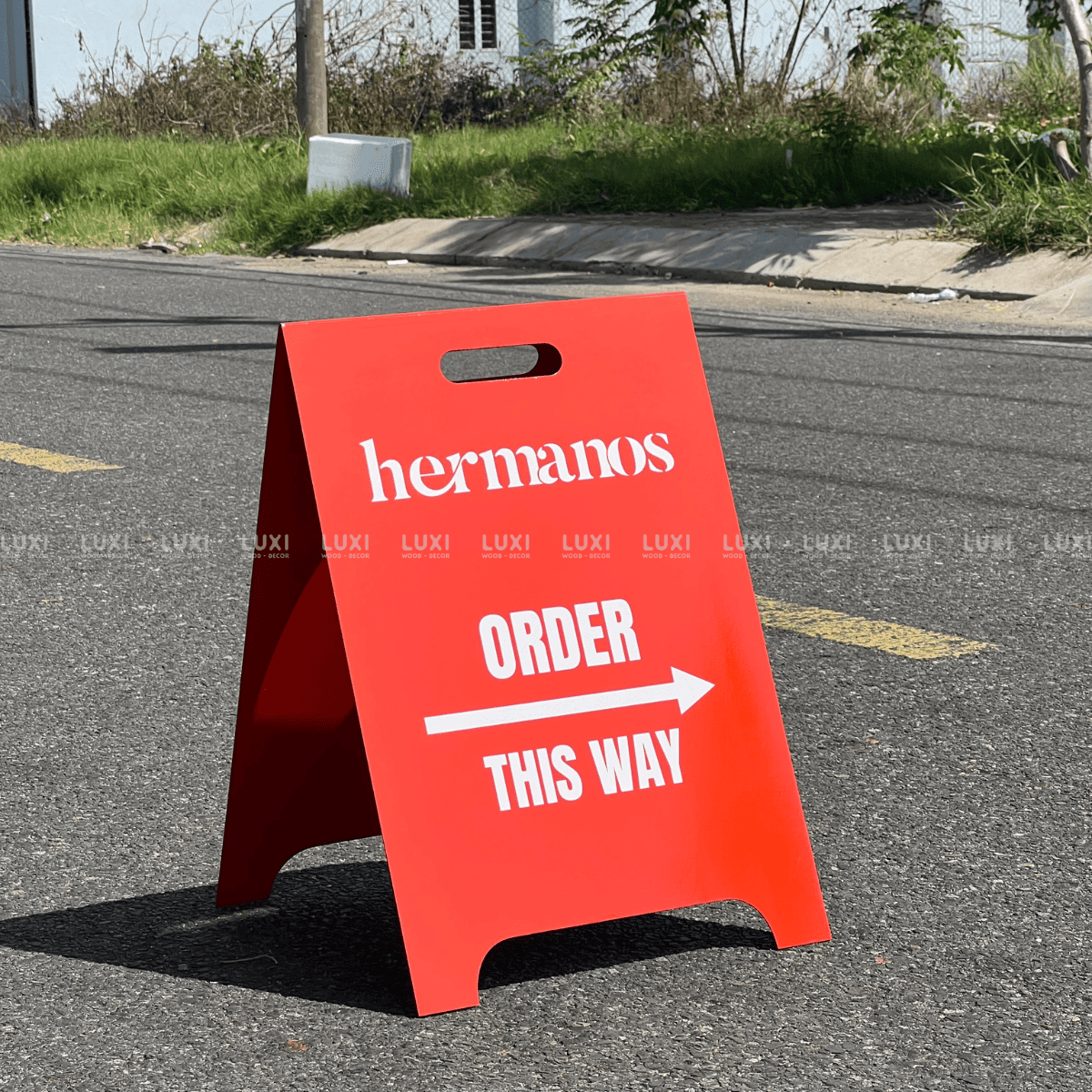 STANDEE SẮT CHỮ A CÓ TAY CẦM - DECOR NHÀ HÀNG, QUÁN CÀ PHÊ - LUXI DECOR