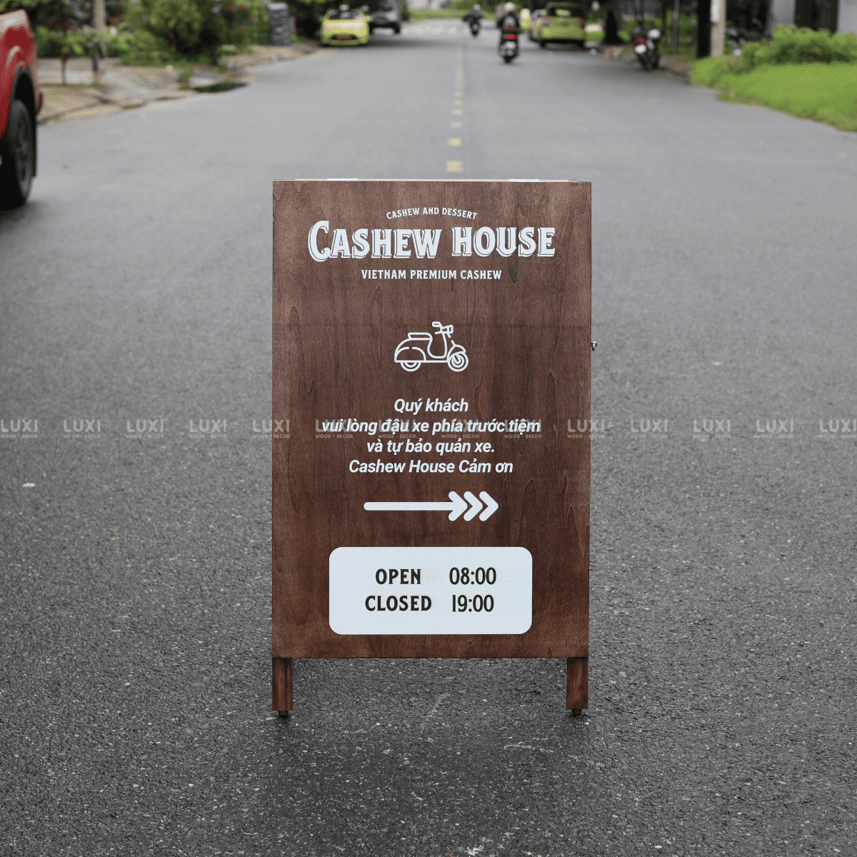 STANDEE GỖ MÀU THEO YÊU CẦU NỔI BẬT, SANG TRỌNG - LUXI DECOR