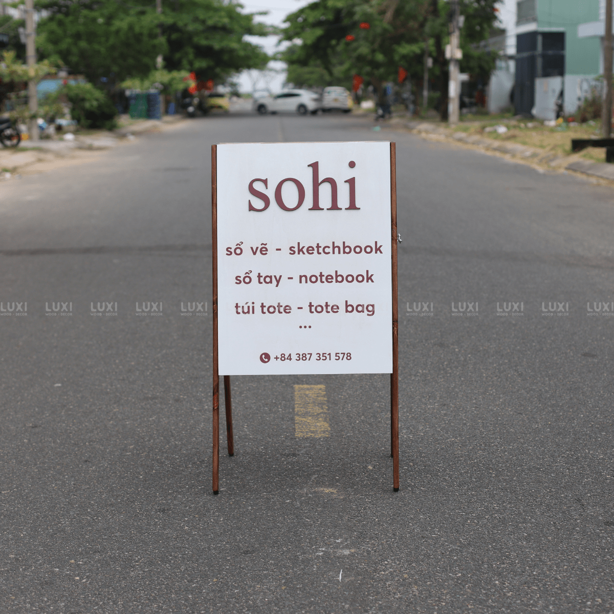 STANDEE CHỮ NỔI VIỀN GỖ MÀU SẮC NỔI BẬT, SANG TRỌNG - LUXI DECOR