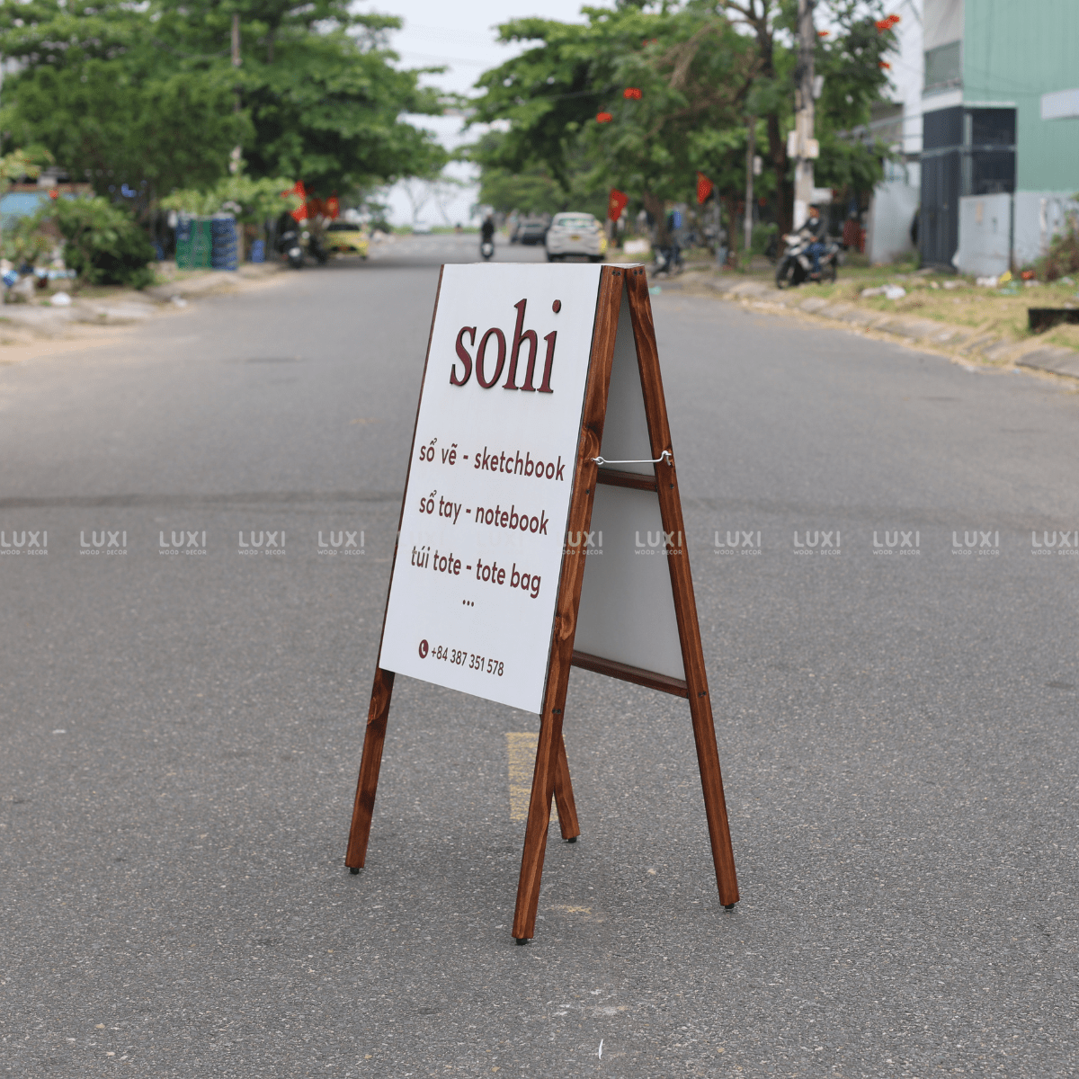 STANDEE CHỮ NỔI VIỀN GỖ MÀU SẮC NỔI BẬT, SANG TRỌNG - LUXI DECOR