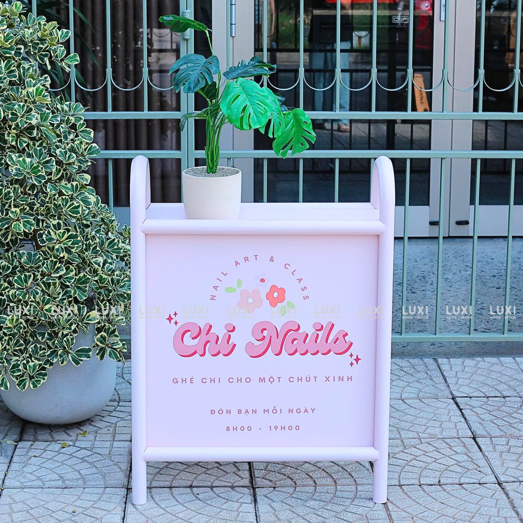 STANDEE SẮT U NGƯỢC IN UV - LUXI DECOR
