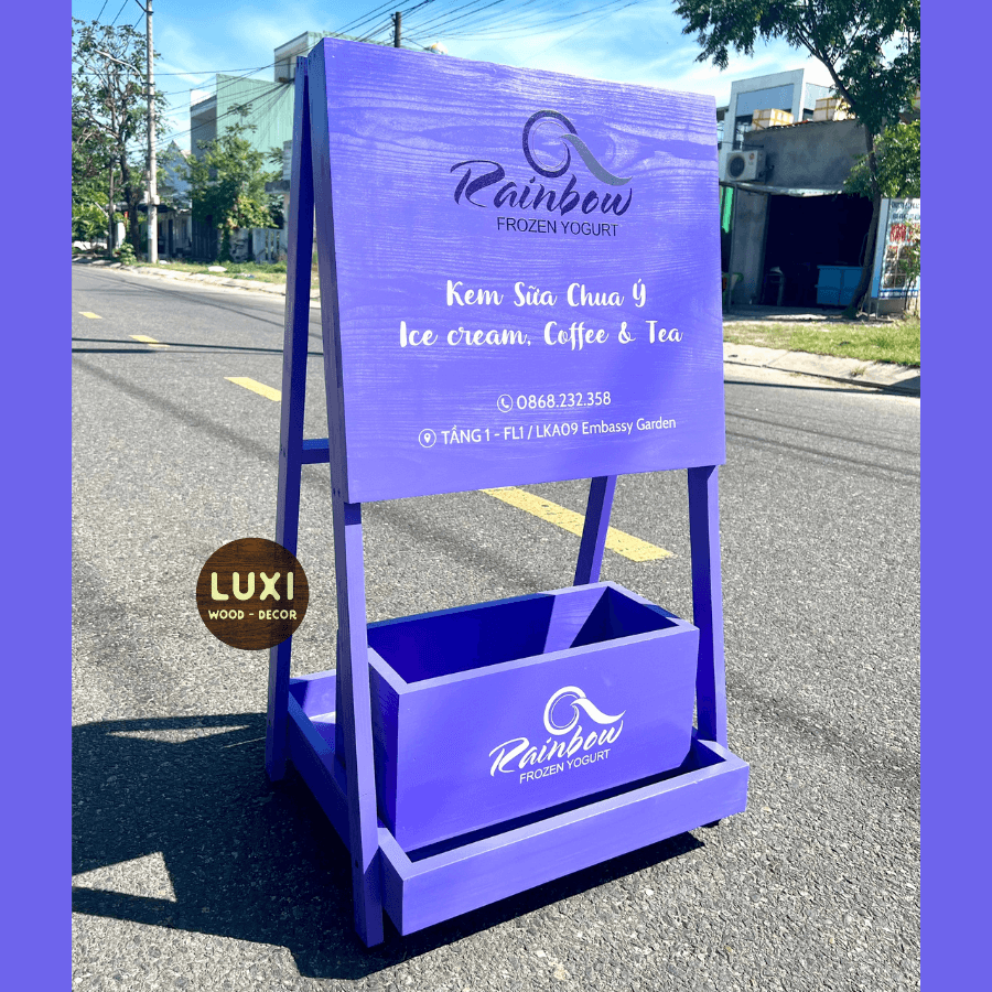 STANDEE GỖ CÓ KỆ HOA, MẪU SANG TRỌNG PHÙ HỢP MỌI KHÔNG GIAN - LUXI DECOR