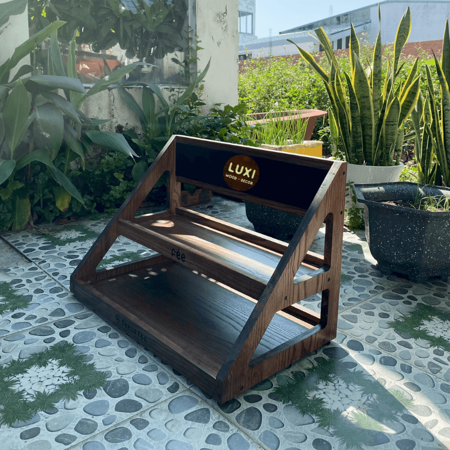 KỆ GỖ HAI TẦNG ĐA NĂNG TRƯNG BÀY BÁNH NGỌT, TRÁI CÂY, SUSHI, BÁNH MỲ, MẪU SANG TRỌNG 2025 – LUXI Decor