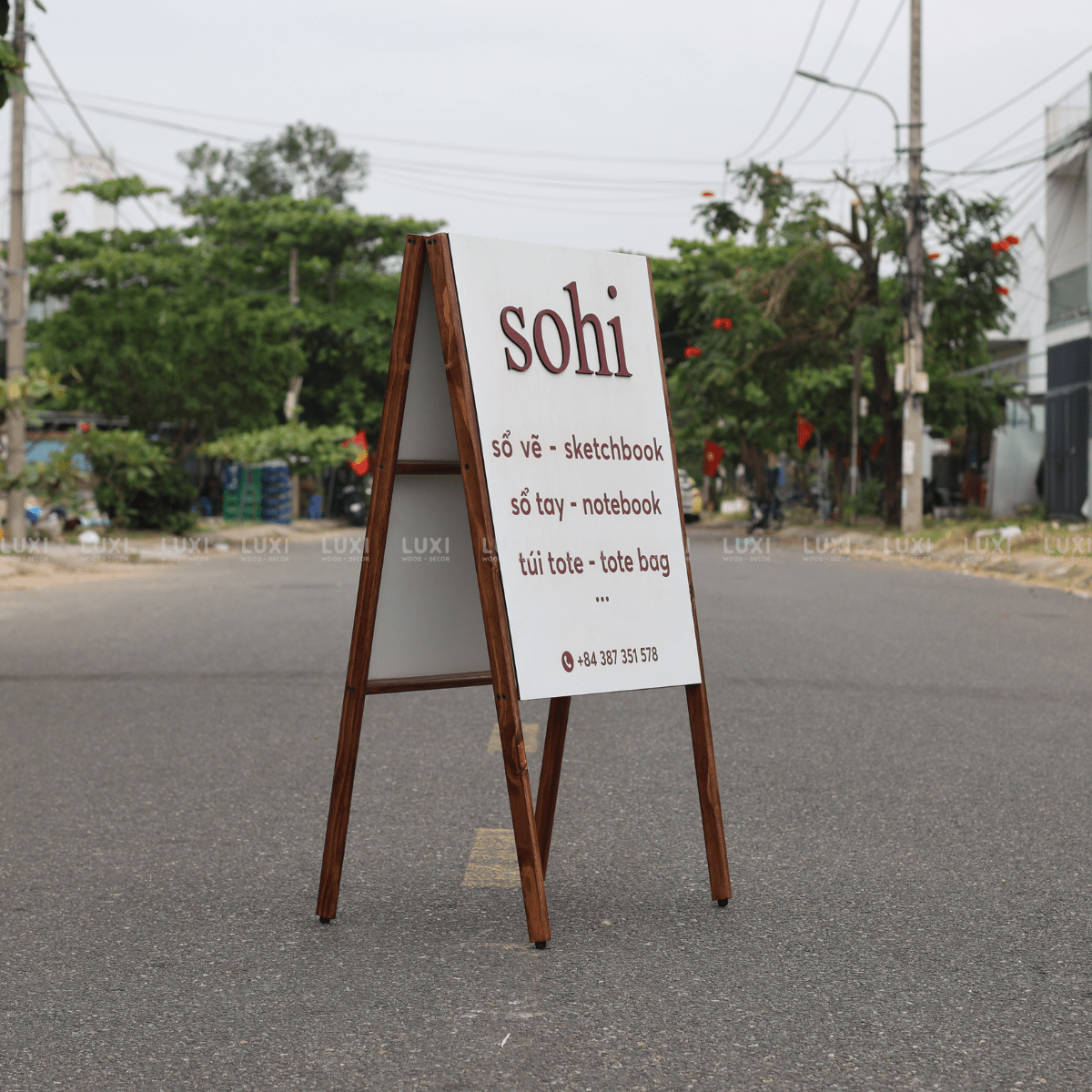 STANDEE CHỮ NỔI VIỀN GỖ MÀU SẮC NỔI BẬT, SANG TRỌNG - LUXI DECOR