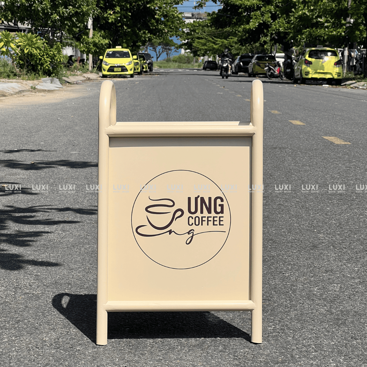 STANDEE SẮT KỆ HOA (KT: 60x45cm) - LUXI DECOR