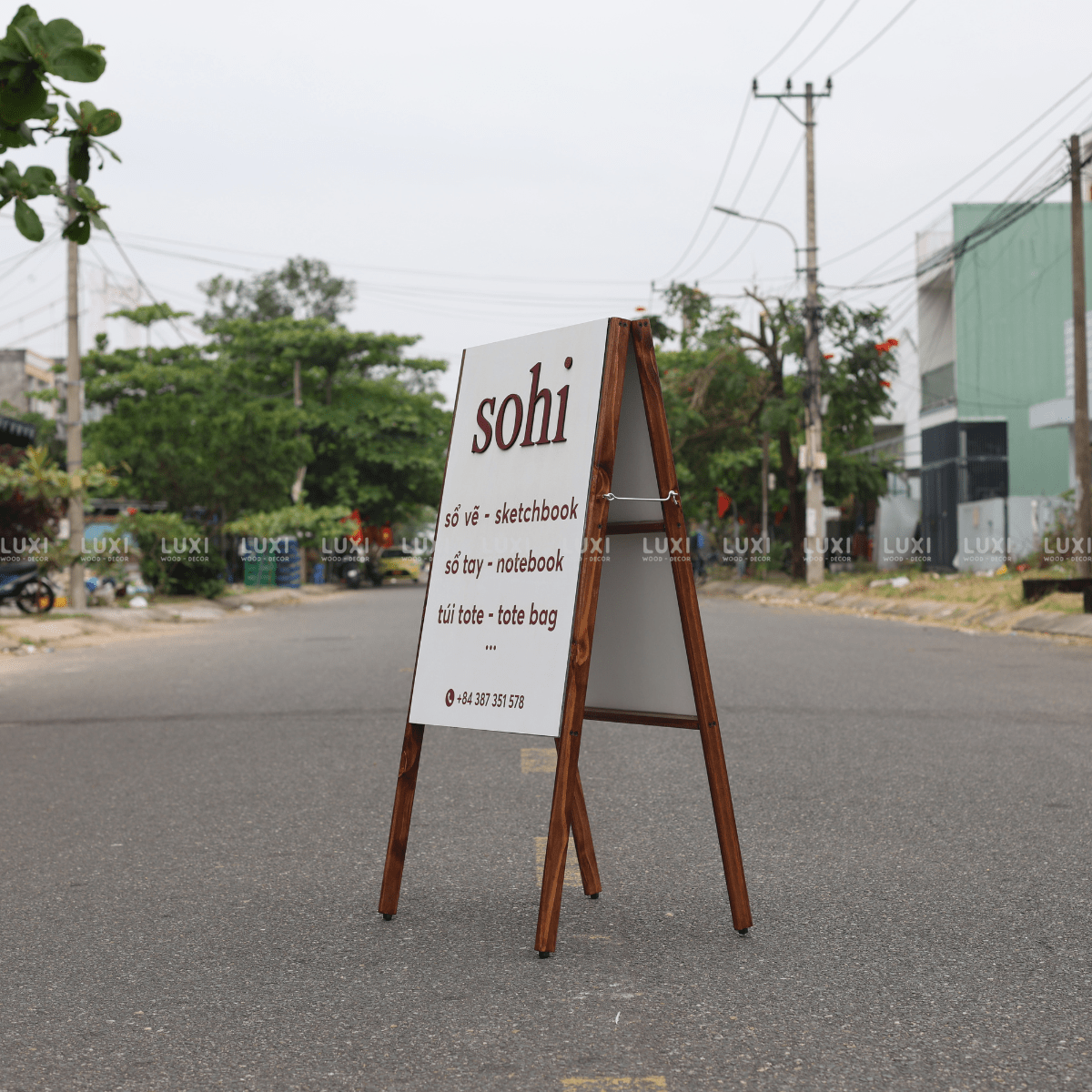 STANDEE CHỮ NỔI VIỀN GỖ MÀU SẮC NỔI BẬT, SANG TRỌNG - LUXI DECOR