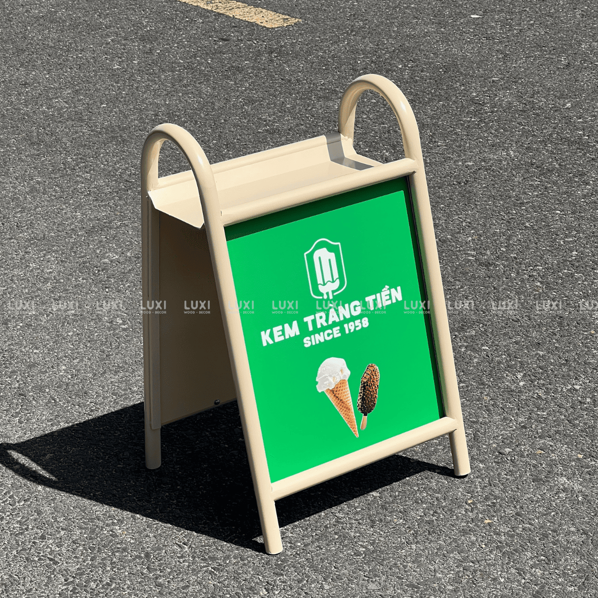 STANDEE SẮT KỆ HOA (KT: 60x45cm) - LUXI DECOR