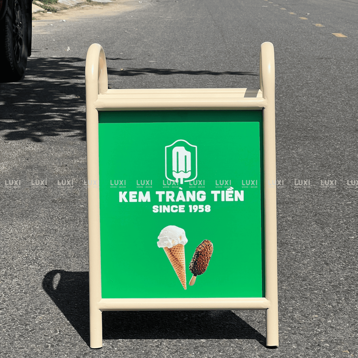 STANDEE SẮT KỆ HOA (KT: 60x45cm) - LUXI DECOR