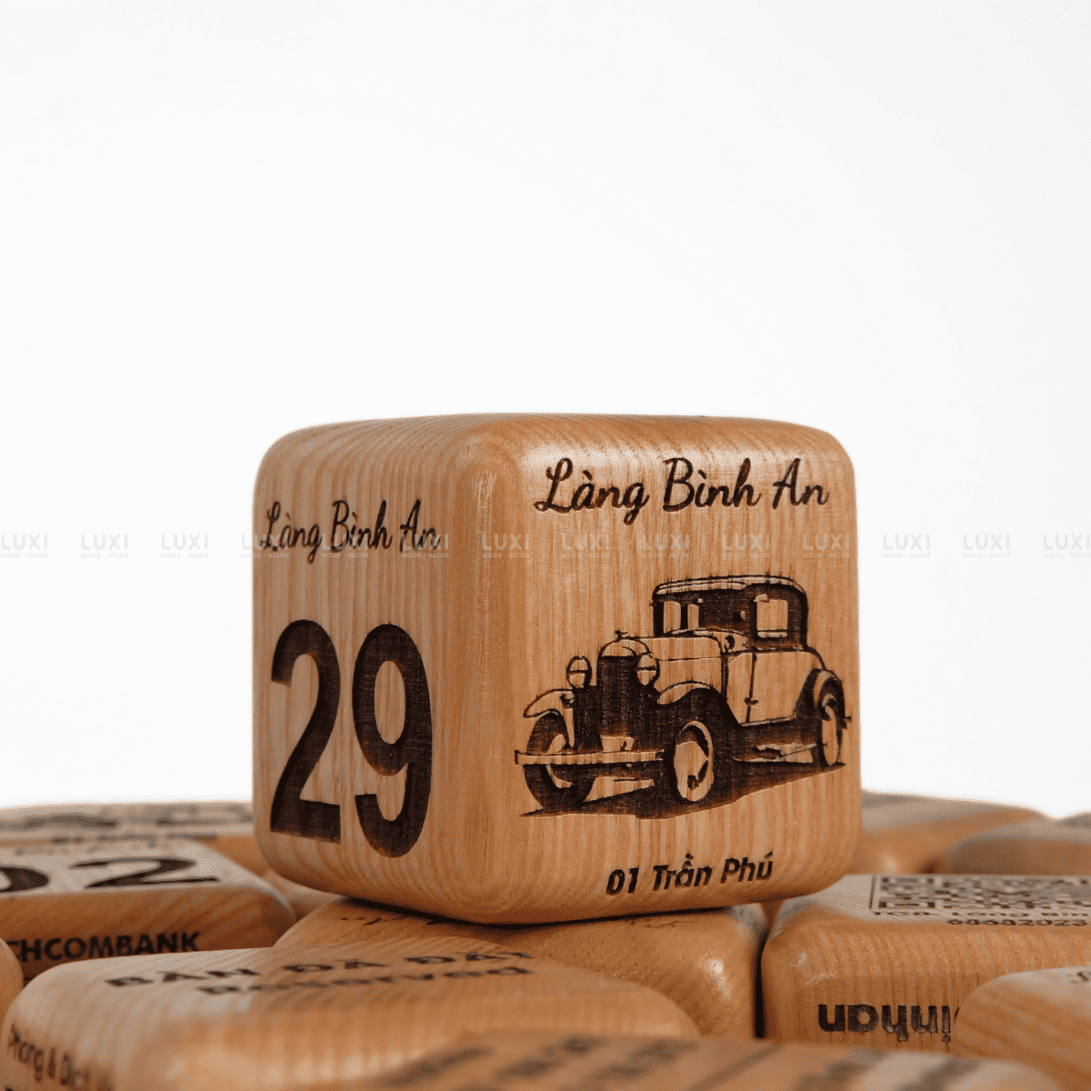 THẺ BÀN HÌNH LẬP PHƯƠNG CHẤT LIỆU GỖ DÀY DẶN, DECOR QUÁN COFFEE, NHÀ HÀNG (KT: 7X7CM)