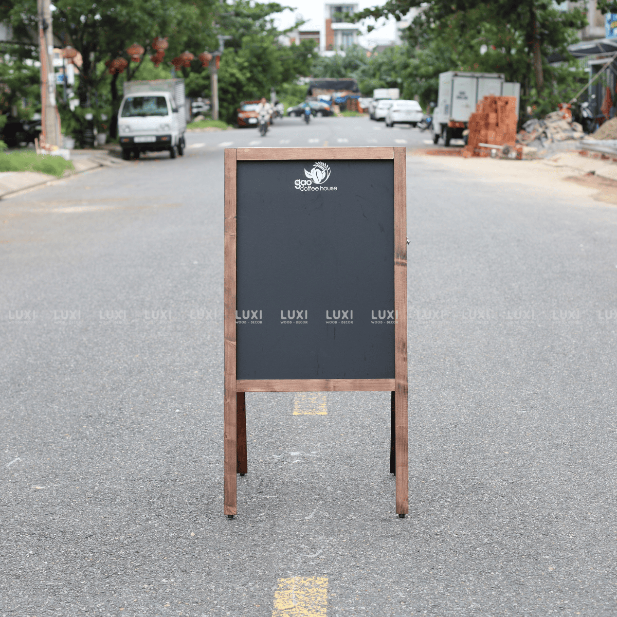 BẢNG MENU VIẾT PHẤN 2 MẶT 4 CHÂN MÃ 1, BẢNG DÙNG NGOÀI TRỜI (TẶNG KÈM PHÁN MÀU + XỐP LAU BẢNG) - LUXI DECOR