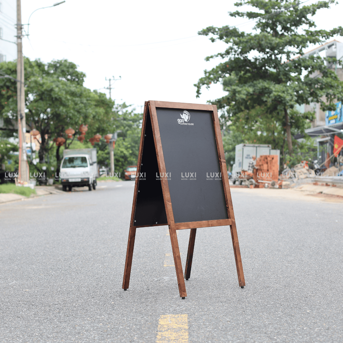 BẢNG MENU VIẾT PHẤN 2 MẶT 4 CHÂN MÃ 1, BẢNG DÙNG NGOÀI TRỜI (TẶNG KÈM PHÁN MÀU + XỐP LAU BẢNG) - LUXI DECOR