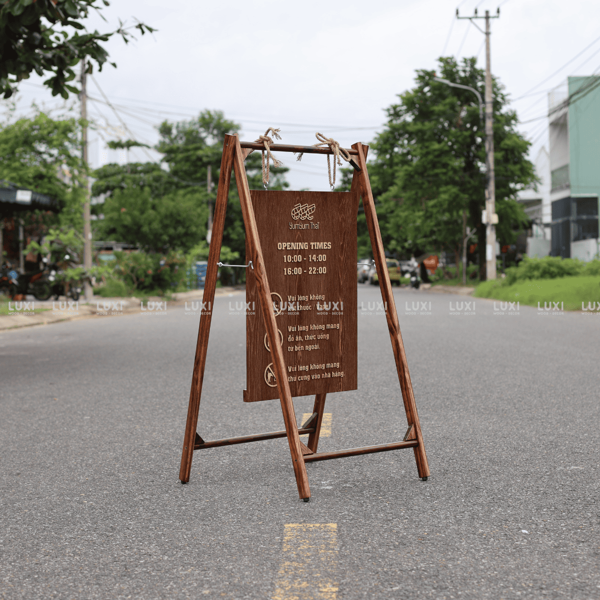 STANDEE GỖ GIÁ RẺ, ĐƯỢC SẢN XUẤT TẬN XƯỞNG - LUXI DECOR