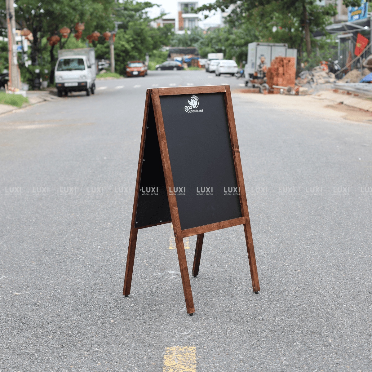 BẢNG MENU VIẾT PHẤN 2 MẶT 4 CHÂN MÃ 1, BẢNG DÙNG NGOÀI TRỜI (TẶNG KÈM PHÁN MÀU + XỐP LAU BẢNG) - LUXI DECOR