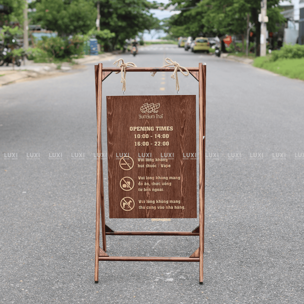 STANDEE GỖ GIÁ RẺ, ĐƯỢC SẢN XUẤT TẬN XƯỞNG - LUXI DECOR