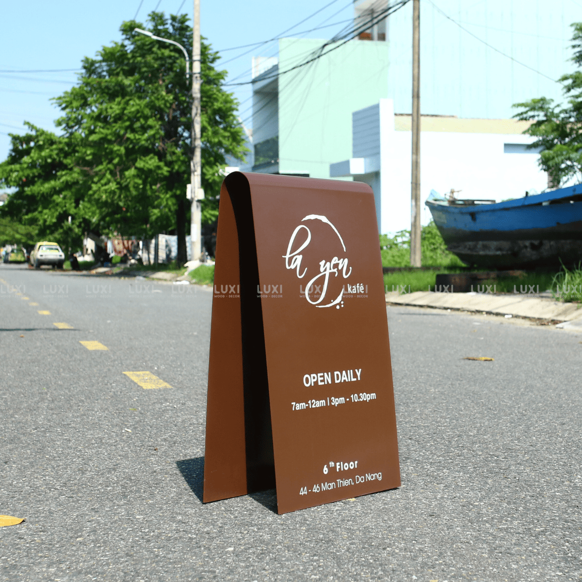 STANDEE SẮT CHỮ V NGƯỢC IN UV DECOR NHÀ HÀNG, QUÁN CÀ PHÊ - LUXI DECOR