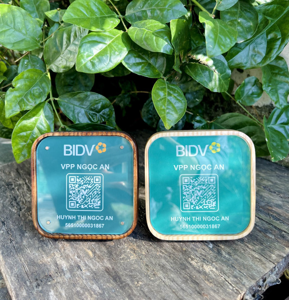 BẢNG QUÉT MÃ QR CODE KHUNG GỖ NAM CHÂM