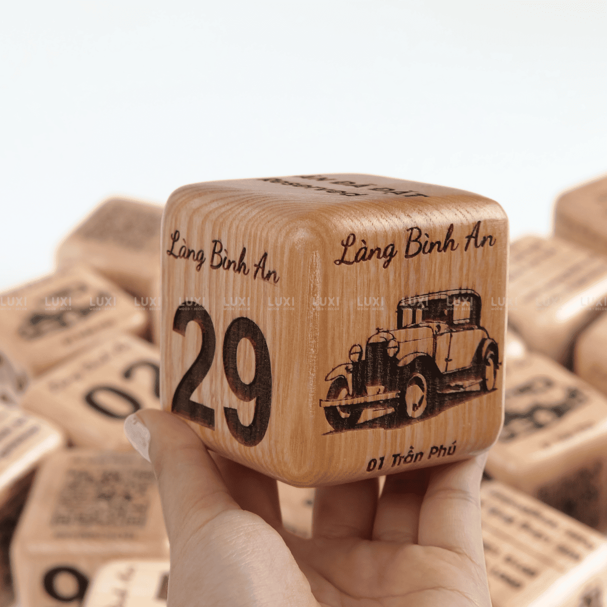 THẺ BÀN HÌNH LẬP PHƯƠNG CHẤT LIỆU GỖ DÀY DẶN, DECOR QUÁN COFFEE, NHÀ HÀNG (KT: 7X7CM)