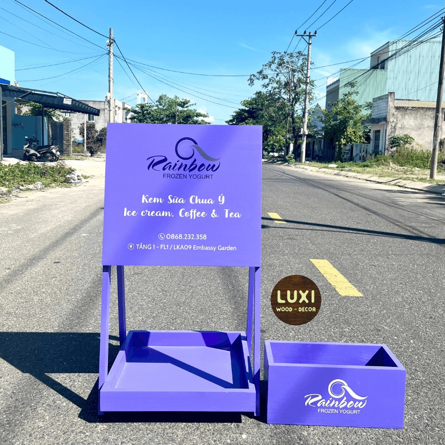 STANDEE GỖ CÓ KỆ HOA, MẪU SANG TRỌNG PHÙ HỢP MỌI KHÔNG GIAN - LUXI DECOR